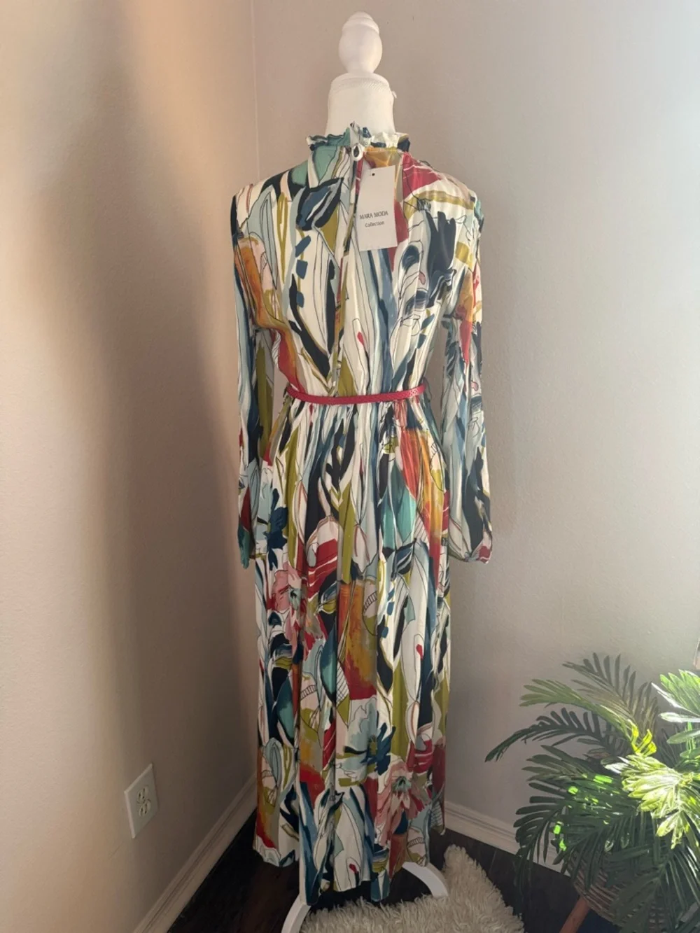 Elegant Floral Maxi Dress – Long Sleeve – Size Large – Chic & Flowing Style. - Picture 5 of 9